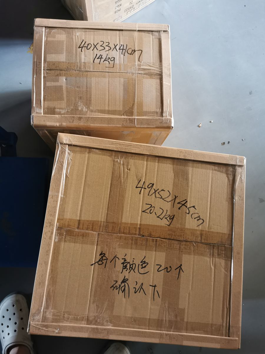 Cartons mesurés et pesés avant expédition